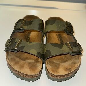 WOMENS BIRKENSTOCK SIZE 40 CAMO FOOTBED SANDALS